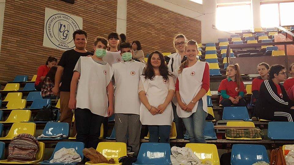 Membrii echipelor de sanitari din orasul Lipova la faza judeteana a concursului Sanitarii Priceputi
