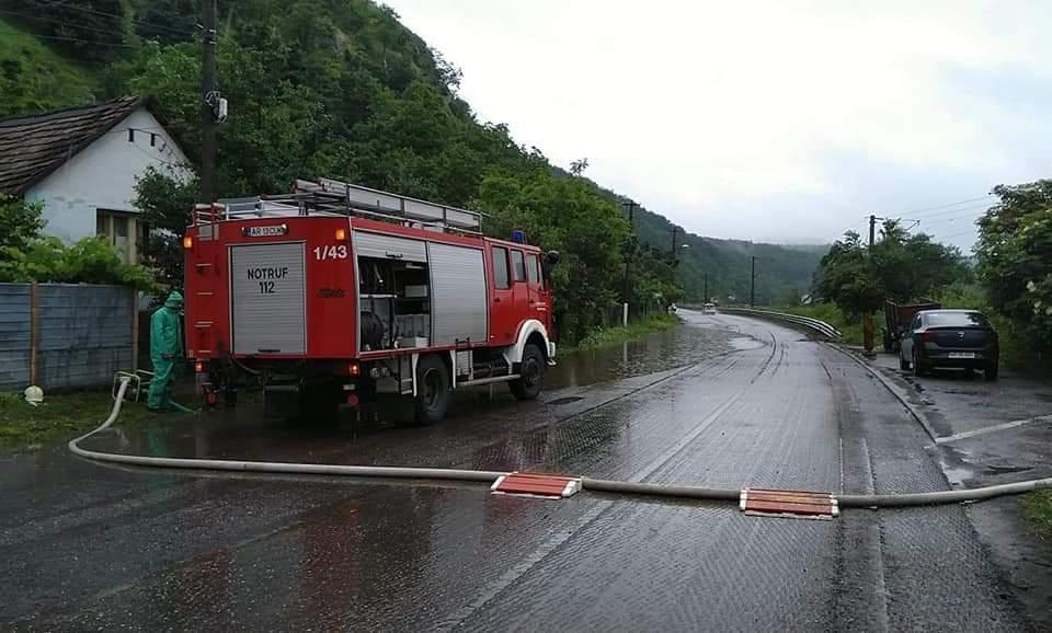 Gospodării,  drumuri afectate și trafic blocat pe DN7,  la ieșirea din orașul Lipova, în urma ploilor abundente